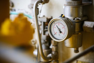 Basınç göstergesi monitör durumu, ölçer için ölçü sanayi iş, sanayi arka plan ve ölçer, yakından petrol ve gaz üretim sürecindeki göstergesi için ölçü birimi basınç sürecinde.