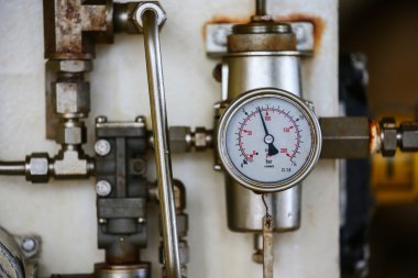 Basınç göstergesi monitör durumu, ölçer için ölçü sanayi iş, sanayi arka plan ve ölçer, yakından petrol ve gaz üretim sürecindeki göstergesi için ölçü birimi basınç sürecinde.