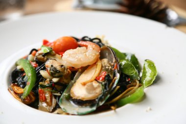 Spagetti karides ve siyah beyaz tabak spagetti üzerinde deniz ürünleri Restoran, acılı spagetti yemek Festivali, İtalyan yemeği masada tarafından spagetti deniz ürünleri, deniz ürünleri ile uluslararası yemekler.