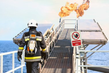 Petrol ve gaz endüstrisi, iş, avcı ateşi ile yangın elbisesi ve koru itfaiyeci, güvenlik ekibi için takım başarılı itfaiyeci itfaiyeci zaman ateş durumda. yasak bölge veya tehlike alanı.