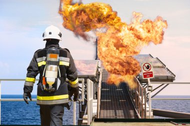 Petrol ve gaz endüstrisi, iş, avcı ateşi ile yangın elbisesi ve koru itfaiyeci, güvenlik ekibi için takım başarılı itfaiyeci itfaiyeci zaman ateş durumda. yasak bölge veya tehlike alanı.