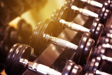 Elbiseler ve donatım spor salonu ya da jimnastik salonu, Oda sağlıklı insanlar, Dumbbell Fitness için dinlenmek ve spor salonu oda, dinlenmek spor ve sağlıklı yaşam, en sevdiğim spor veya özel olarak kapalı spor veya karmaşık spor.