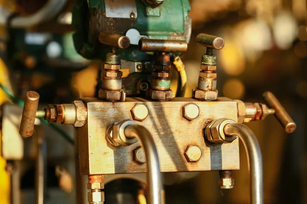 Valvole manuali nel processo produttivo. Il processo di produzione ha usato la valvola manuale per controllare il sistema, l'operatore apre e chiude o funziona la valvola per pressione controllata o la portata del gas e dell'olio. — Foto Stock