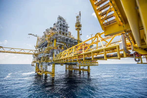 Offshore construction platform for production oil and gas, Oil and gas industry and hard work,Production platform and operation process by manual and auto function, oil and rig industry and operation. — Stock Photo, Image