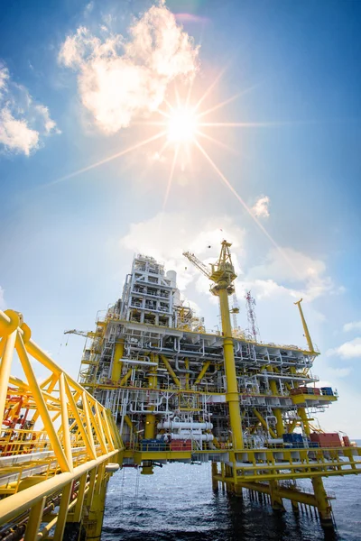 Plataforma de construção offshore para produção de petróleo e gás, indústria de petróleo e gás e trabalho duro, plataforma de produção e processo de operação por função manual e automática, indústria e operação de petróleo e equipamentos . — Fotografia de Stock