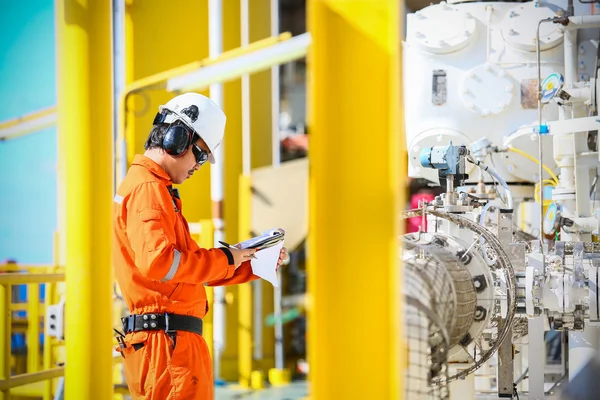 Operatör kayıt işlemi petrol ve teçhizat bitki, offshore petrol ve gaz endüstrisi, offshore petrol ve sondaj platformu denizde petrol ve gaz sürecin operatör izlemek üretim süreci, rutin günlük kaydı.