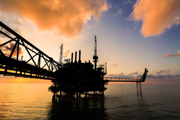 Offshore construction platform for production oil and gas, Oil and gas industry and hard work,Production platform and operation process by manual and auto function, oil and rig industry and operation. — Stock Photo, Image