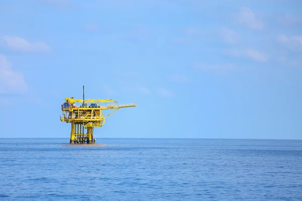 Offshore construction platform for production oil and gas, Oil and gas industry and hard work,Production platform and operation process by manual and auto function, oil and rig industry and operation. — Stock Photo, Image