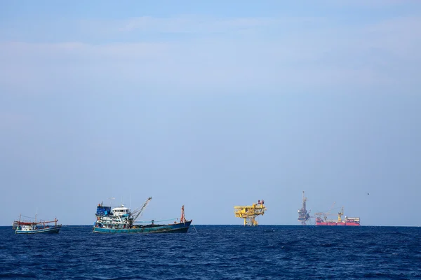 Supply boat transfer cargo to oil and gas industry and moving cargo from the boat to the platform, boat waiting transfer cargo and crews between oil and gas platform and crews boat operation in boat. — Stock Photo, Image