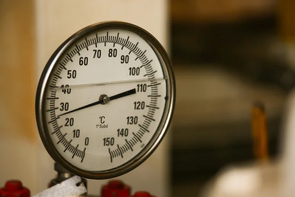 Manometro nel processo di produzione di petrolio e gas per monitorare le condizioni, il manometro per la misura nel lavoro dell'industria, il fondo dell'industria e il manometro da vicino, il manometro per misurare la pressione nel processo . — Foto Stock