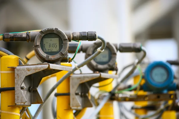 Transmissor de pressão no processo de óleo e gás, envie sinal para o controlador e pressão de leitura no sistema, transdutor eletrônico e dados enviados do processo de produção para o controlador lógico do processador . — Fotografia de Stock