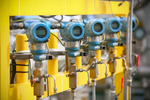 Transmisor de presión en el proceso de petróleo y gas, Enviar señal al controlador y la presión de lectura en el sistema, Transductor electrónico y envió datos del proceso de producción al controlador de lógica del procesador . —  Fotos de Stock