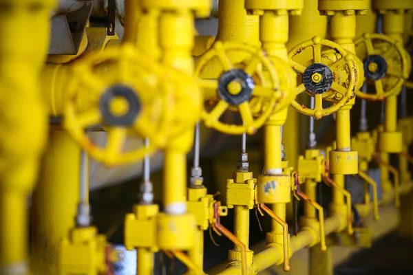 Valves manual in the production process. Production process used manual valve to control the system, Operator open and close or function the valve for controlled pressure or gas and oil flow rate. — Stock Photo, Image