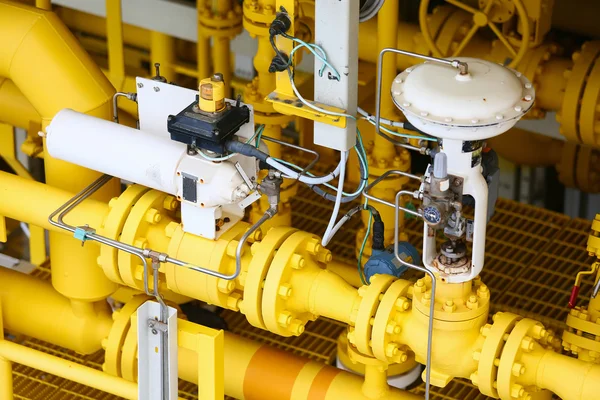 Válvula de control de presión en el proceso de petróleo y gas y controlada por Program Logic Control, controlador PLC, la válvula y el instrumento de control de suministro de gas al actuador de la válvula como comando PLC . — Foto de Stock