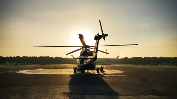 Helikopter parkı off-shore platforma iniyor, helikopter nakil ekipleri ya da off-shore petrol ve gaz endüstrisinde çalışmak için yolcular, destek için hava ulaşımı, yer servisi yolcuları,. — Stok fotoğraf