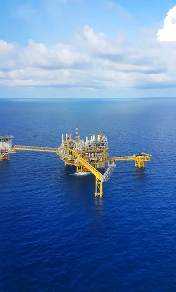 Plataforma de construcción offshore para la producción de petróleo y gas, industria del petróleo y gas y trabajo duro, plataforma de producción y proceso de operación por función manual y automática, industria y operación de petróleo y plataforma —  Fotos de Stock