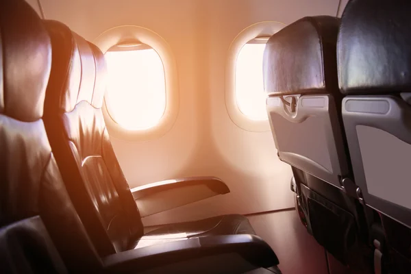 飛行機と空飛行機の窓から見るビジネスの旅、どこかへ飛行機で孤独な旅行を最初のクラスのレベルの高レベル、飛行機インテリアから飛行機の表示および Vip をサポート. — ストック写真