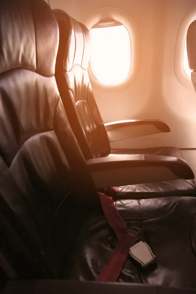 飛行機と空飛行機の窓から見るビジネスの旅、どこかへ飛行機で孤独な旅行を最初のクラスのレベルの高レベル、飛行機インテリアから飛行機の表示および Vip をサポート. — ストック写真