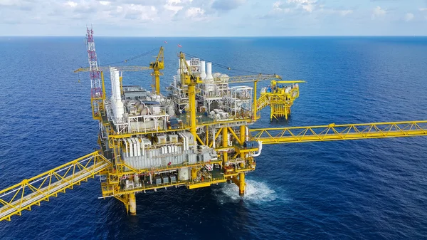 Plataforma de construção offshore para produção de petróleo e gás, indústria de petróleo e gás e trabalho duro, plataforma de produção e processo de operação por função manual e automática, indústria e operação de petróleo e equipamentos — Fotografia de Stock