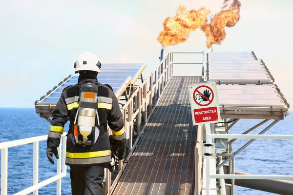 Bombeiro na indústria de petróleo e gás, bombeiro bem sucedido no trabalho, terno de fogo para lutador com fogo e terno para proteger o bombeiro, equipe de segurança quando caso de incêndio. área restrita ou área de perigo . — Fotografia de Stock