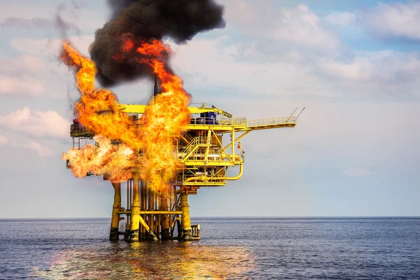 Offshore Oil and Gas Fire Case or Emergency Case, Firefighter Operation to Control Fire on Oil and Gas Production Platform, Offshore Worst Case and can't control fire, Danger of Oil and Gas Industry. — Stock Photo, Image