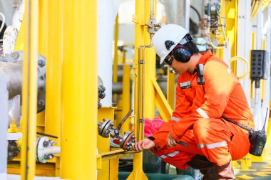 Operatör kayıt işlemi petrol ve teçhizat bitki, offshore petrol ve gaz endüstrisi, offshore petrol ve sondaj platformu denizde petrol ve gaz sürecin operatör izlemek üretim süreci, rutin günlük kaydı.