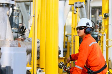 Operatör kayıt işlemi petrol ve teçhizat bitki, offshore petrol ve gaz endüstrisi, offshore petrol ve sondaj platformu denizde petrol ve gaz sürecin operatör izlemek üretim süreci, rutin günlük kaydı.