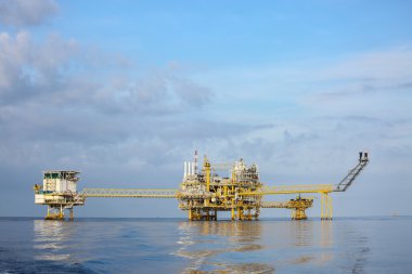 Üretim petrol ve gaz, petrol ve gaz endüstrisi ve sıkı çalışma, manuel ve otomatik işlevi, petrol ve teçhizat sanayi ve işletme tarafından üretim platformu ve işlem süreci için offshore inşaat platformu.