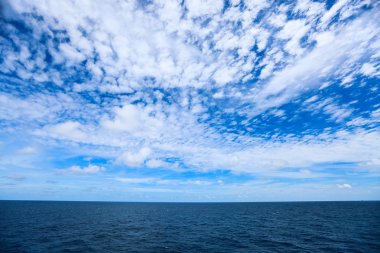 Metin için bulutlu ve boş alan olan mavi gökyüzü, sunum için doğa konsepti, güneş ışığı ve konsept ile güzel renkli gökyüzü sağlık için temiz hava, taze atmosferde sağlıklı konsept.