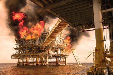 sıcak resim tarzında offshore petrol ve gaz yangın durumda veya acil durum, petrol ve gaz üretim platformu, offshore kötü durumda yangın kontrol etmek için itfaiyeci operasyon ve yangın kontrol edemez