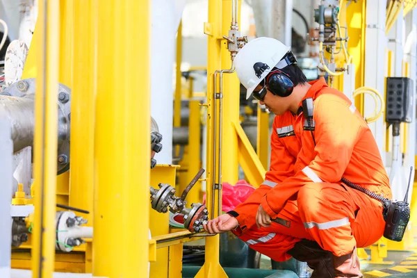 Operatör kayıt işlemi petrol ve teçhizat bitki, offshore petrol ve gaz endüstrisi, offshore petrol ve sondaj platformu denizde petrol ve gaz sürecin operatör izlemek üretim süreci, rutin günlük kaydı.