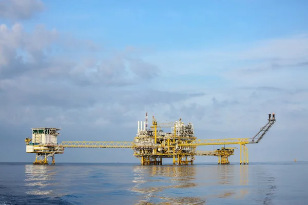 Plataforma de construcción offshore para la producción de petróleo y gas, industria del petróleo y gas y trabajo duro, plataforma de producción y proceso de operación por función manual y automática, industria y operación de petróleo y plataforma . — Foto de Stock