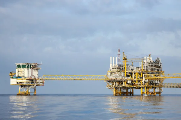 Offshore construction platform for production oil and gas, Oil and gas industry and hard work,Production platform and operation process by manual and auto function, oil and rig industry and operation. — Stock Photo, Image