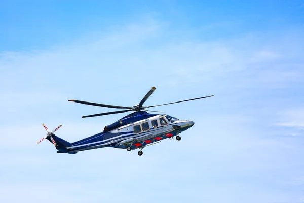 Helikopter parkering landning på offshore-plattformar, helikopter överföring besättning eller passagerare att arbeta inom offshore olja och gas industri, flygtransporter för stöd passagerare, ground service i flygplats. — Stockfoto