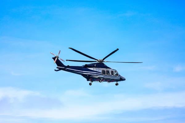 Helikopter parkering landning på offshore-plattformar, helikopter överföring besättning eller passagerare att arbeta inom offshore olja och gas industri, flygtransporter för stöd passagerare, ground service i flygplats. — Stockfoto