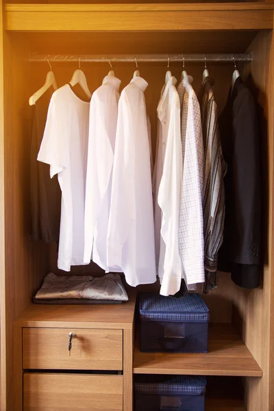 Kleding hangen op een plank in een designer kleding opslaan, moderne kast met rij kleren opknoping in de kast, Vintage kamers en persoonlijke bezittingen in de ruimte welke luxe gevoel gehouden en ontspannen. — Stockfoto