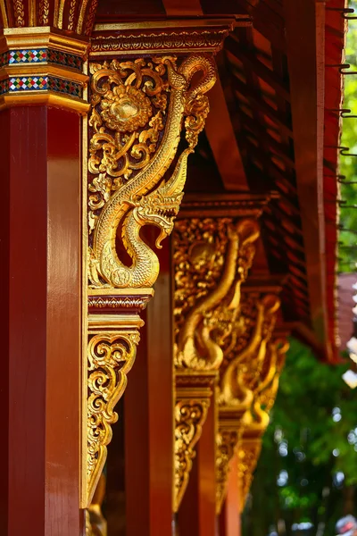Świątynia w Tajlandii tożsamość kraju, Złota Świątynia i pagoda w świątyni, co buddyzm chcesz modlić się w buddyjskiej świątyni, piękna świątynia lub architektury w Tajlandii. — Zdjęcie stockowe