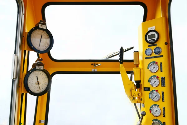 Hydraulic load indicator in control room, Gauge display to show status of hydraulic system and monitor by operator or expert, Maintenance routine job of the hydraulic system and other equipment. — Stock Photo, Image