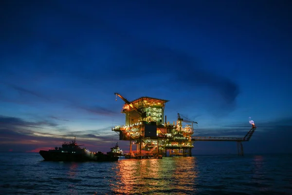 Plataforma de construção offshore para produção de petróleo e gás, indústria de petróleo e gás e trabalho duro, plataforma de produção e processo de operação por função manual e automática, indústria e operação de petróleo e equipamentos . — Fotografia de Stock