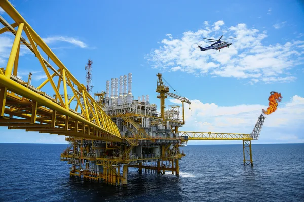 Offshore construction platform for production oil and gas, Oil and gas industry and hard work,Production platform and operation process by manual and auto function, oil and rig industry and operation. — Stock Photo, Image