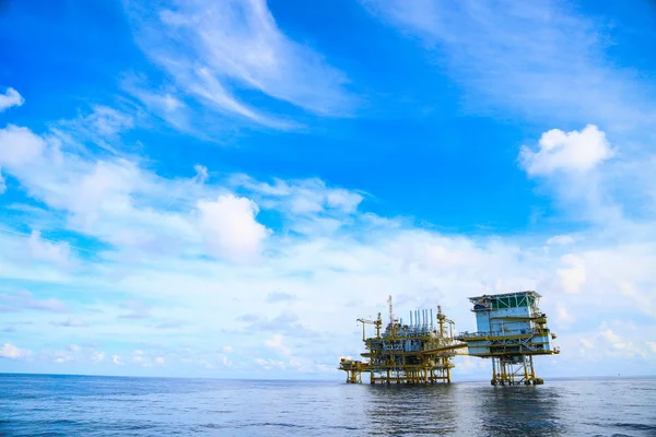 海上施工平台生产石油和天然气、 石油和天然气工业和辛勤工作，通过手动和自动功能、 石油钻机行业及操作的生产平台和操作过程. — 图库照片