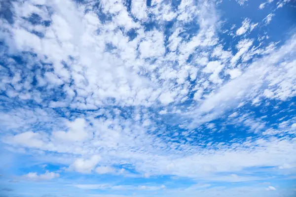 Blå himmel med sky og tomt område for tekst, Naturkoncept for præsentation baggrund, Smuk farverig himmel med sollys og koncept frisk luft for sundhed, Sundt koncept i frisk atmosfære . - Stock-foto