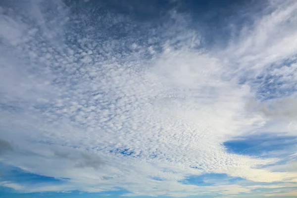 Kék ég felhővel és üres szöveggel, Természet koncepció prezentációs háttérrel, Gyönyörű színes ég napfénnyel és koncepcióval friss levegő az egészségnek, Egészséges koncepció a friss légkörben. — Stock Fotó