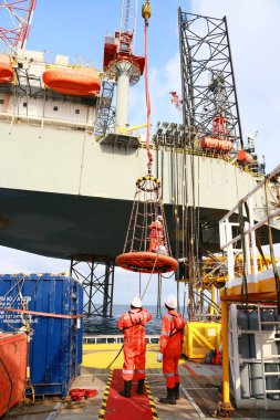 Üretim için açık deniz inşaat platformu. Petrol ve gaz endüstrisi ve sıkı çalışma. Üretim platformu ve işletim süreci kontrol odasından elle ve otomatikman çalışıyor.
