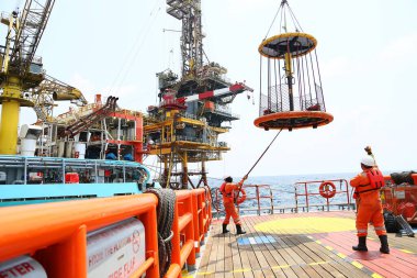 Mürettebat botu, petrol ve gaz endüstrisindeki tekneyi tedarik etmek için yolcu ve kargoyu platformdan taşıyor. Tekne ve servis ekibiyle kıyı dışı petrol ve doğalgaz sektörüne destek.