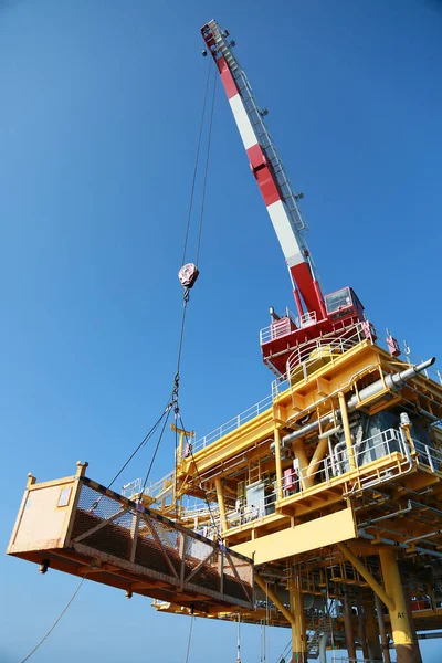 Oil Gas Platform Standing Gulf Offshore Operation Technician Crane Moving — Stock Photo, Image