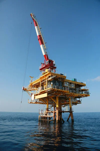 Oil Gas Platform Standing Gulf Offshore Operation Technician Crane Moving — Stock Photo, Image