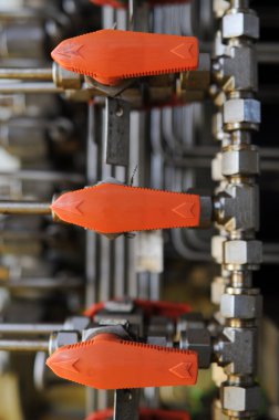 Vanalar manuel sürecinde. Üretim işlemi el ile Vana sistemi kontrol etmek için kullanılan