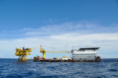 MAVNA ve römorkör tekne açık deniz, petrol ve gaz platform Körfez veya deniz, dünya enerji, Offshore petrol ve sondaj platformu İnşaat.