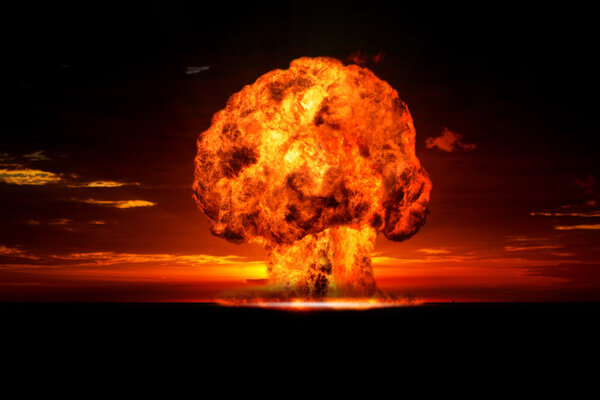 Ядерный взрыв на открытом воздухе. Символ охраны окружающей среды и опасности ядерной энергетики
